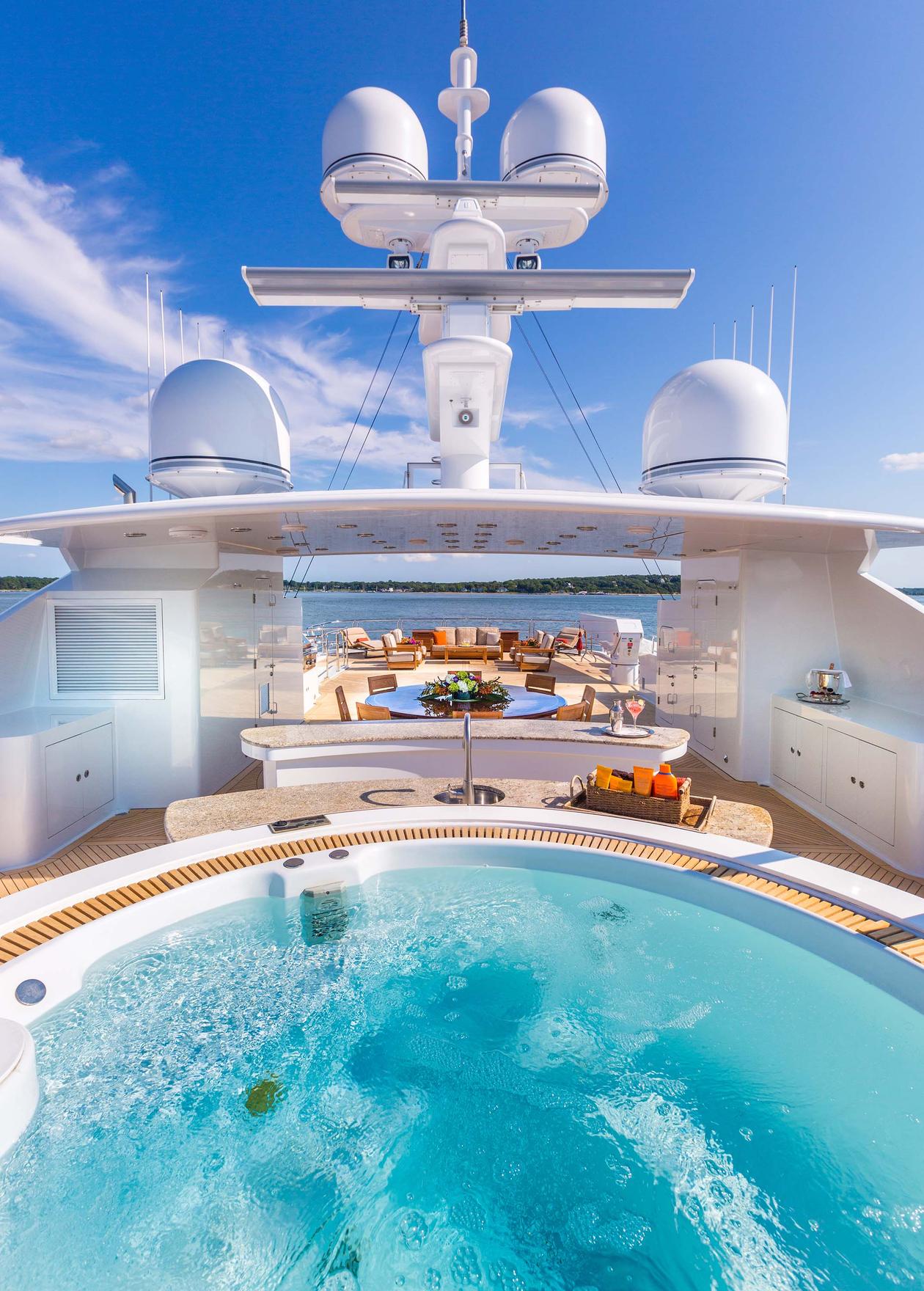 luxus yacht skyfall